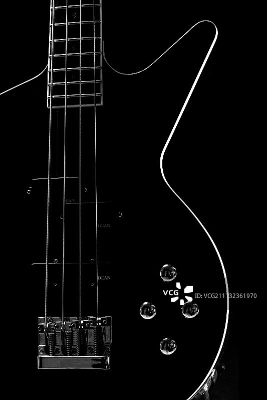 经典黑色贝斯吉他的琴身图片素材