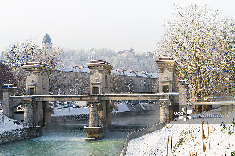 斯洛文尼亚卢布尔雅那，卢布尔雅尼察河上的水闸图片素材