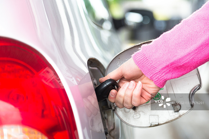用钥匙打开油箱图片素材