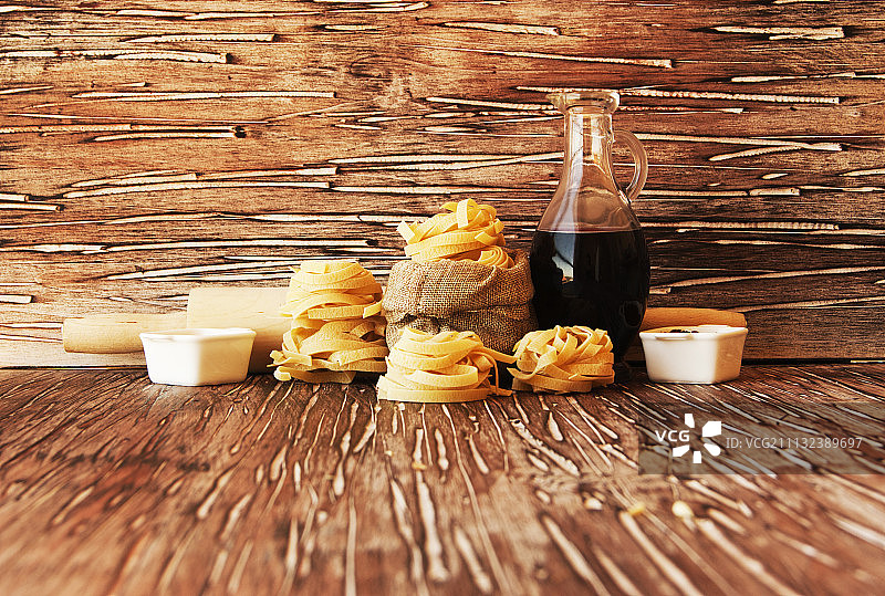 生面食与面粉放在桌上，选择性集中图片素材