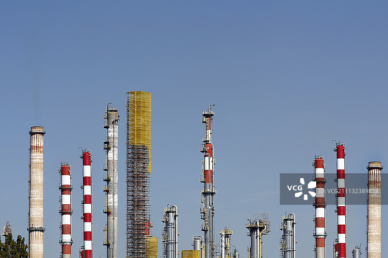 炼油厂烟囱图片素材
