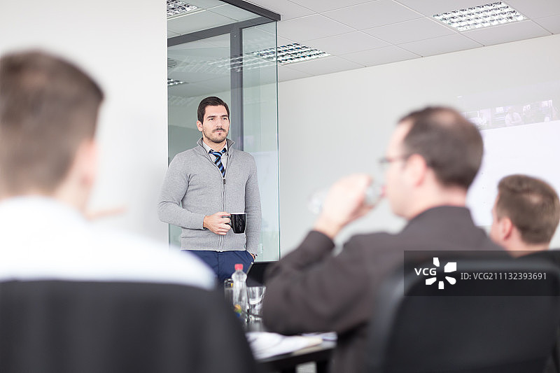 轻松的非正式商务团队办公室会议图片素材