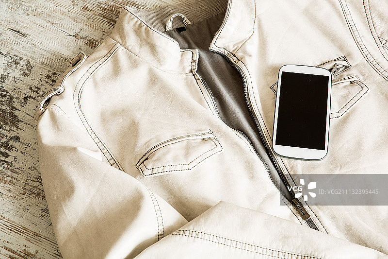 智能手机和夹克图片素材
