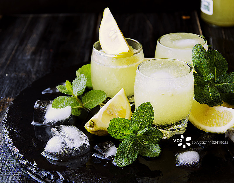 柠檬酒，带有柠檬的意大利传统利口酒图片素材