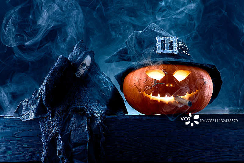 月光和烟雾下的万圣节南瓜图片素材
