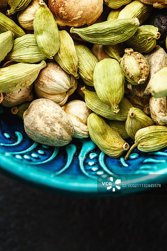 土耳其碗里的各种豆蔻香料图片素材