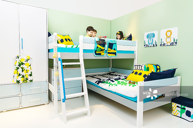 儿童在床上玩耍图片素材