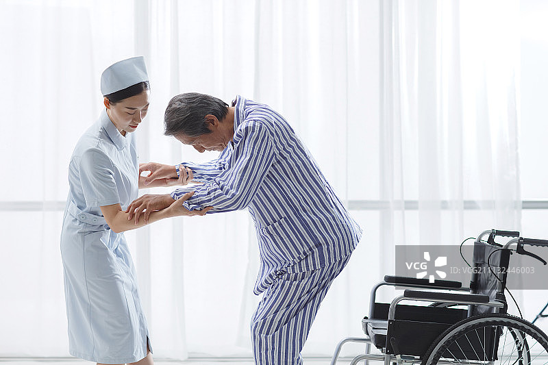 护士协助病人康复训练图片素材