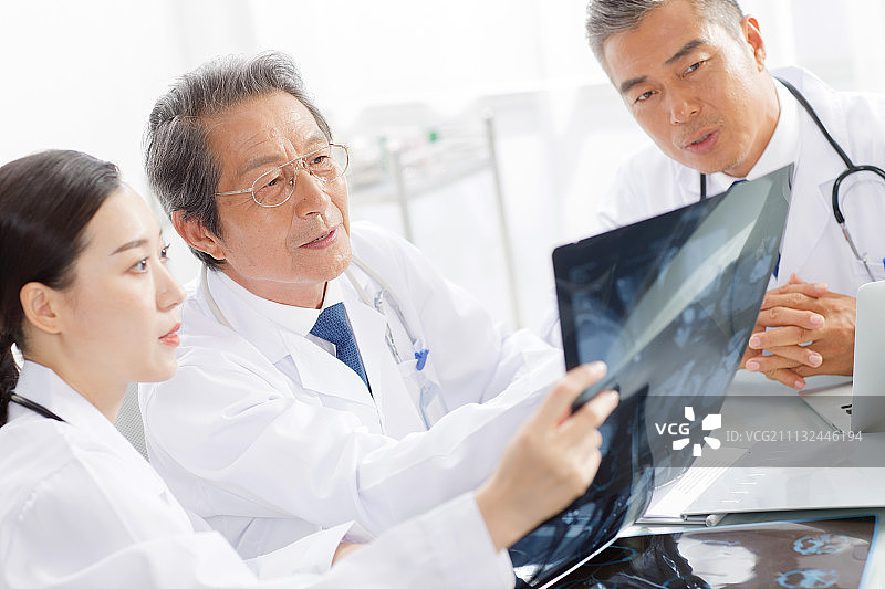 医生在讨论X光片图片素材