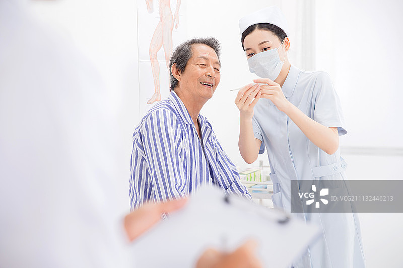 医务工作者和患者在病房里图片素材
