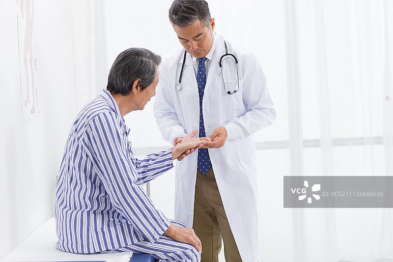 医生给患者检查身体图片素材