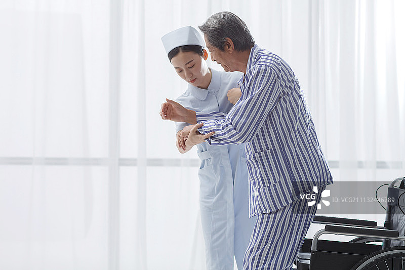 护士协助病人康复训练图片素材
