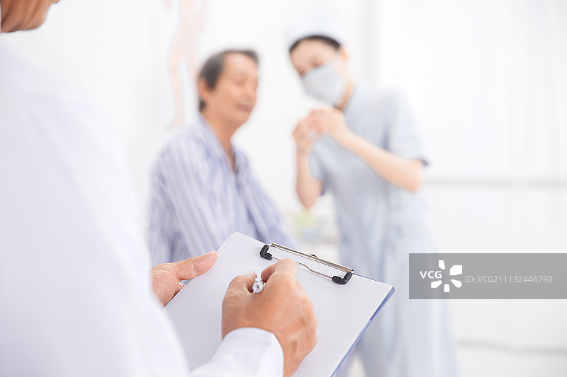 医生在病房写病历图片素材