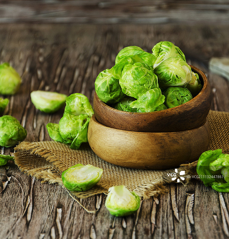 木碗里的绿色生球芽甘蓝，选择性聚焦图片素材