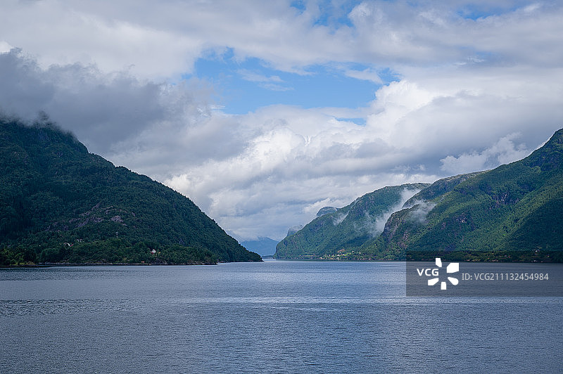 北海峡湾绿色陡峭海岸风光图片素材
