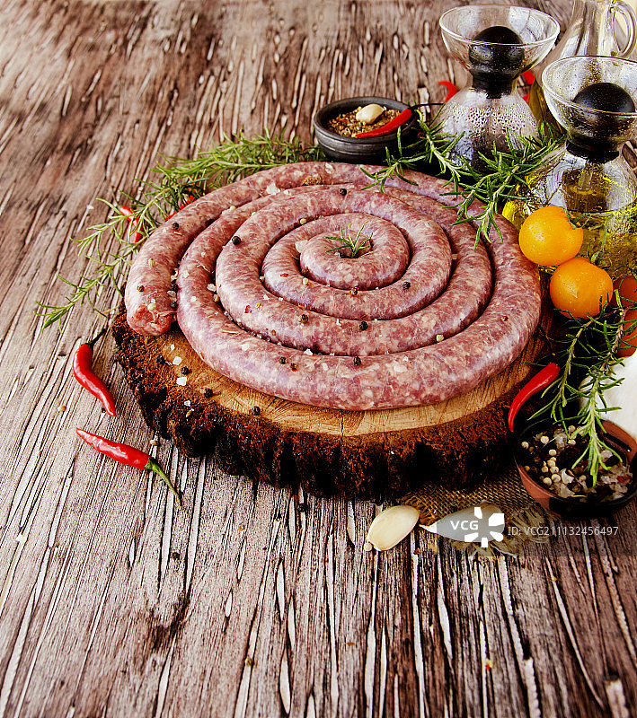 生牛肉香肠，选择性聚焦图片素材