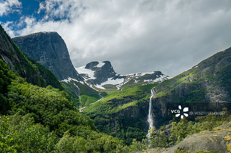 挪威布里克斯达尔的绿色山坡和瀑布自然风光图片素材