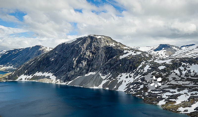 挪威达尔斯尼巴的雪岩和融化的冰湖图片素材
