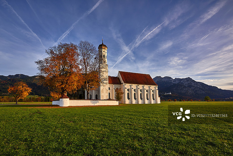 田野上的教堂仰视角度图片素材