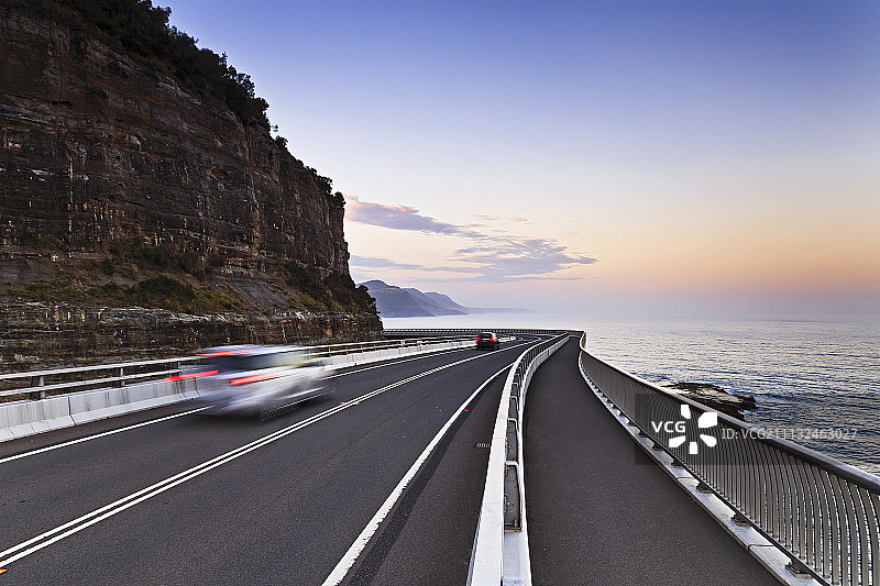 行驶在边缘图片素材