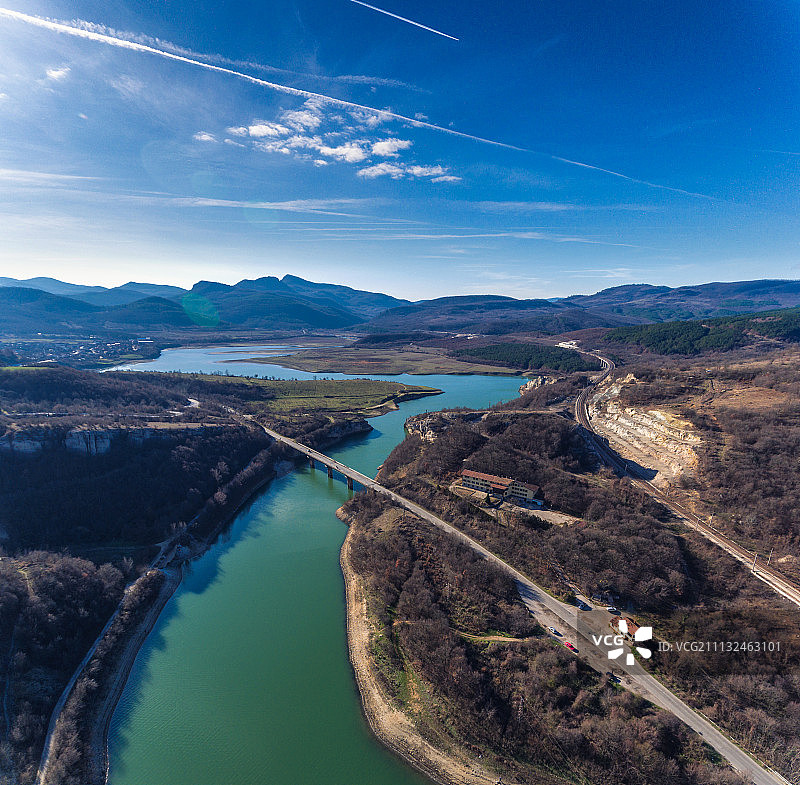 山区湖泊附近的桥梁道路鸟瞰图片素材
