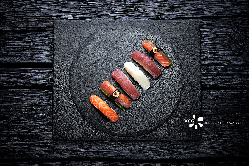 黑色石板盘上的寿司图片素材