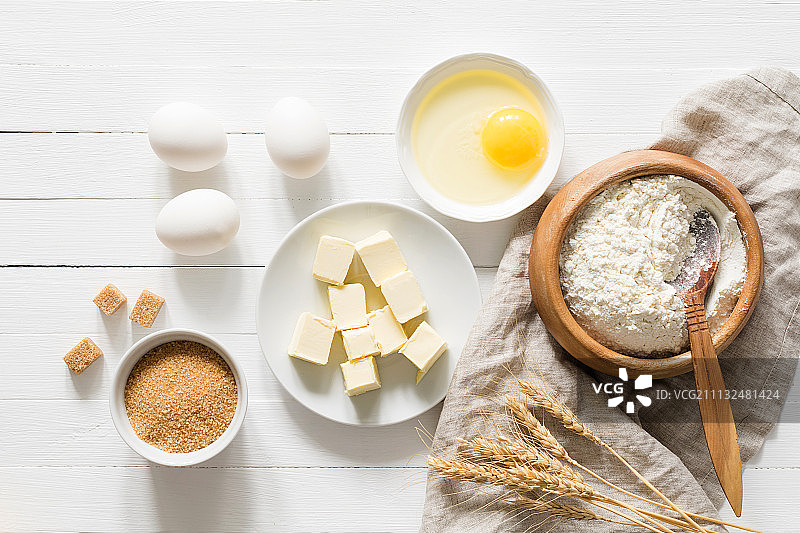 白色桌子上的烘焙原料图片素材