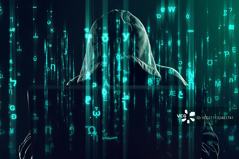 电脑黑客在笔记本电脑上工作，编写程序错误和病毒图片素材