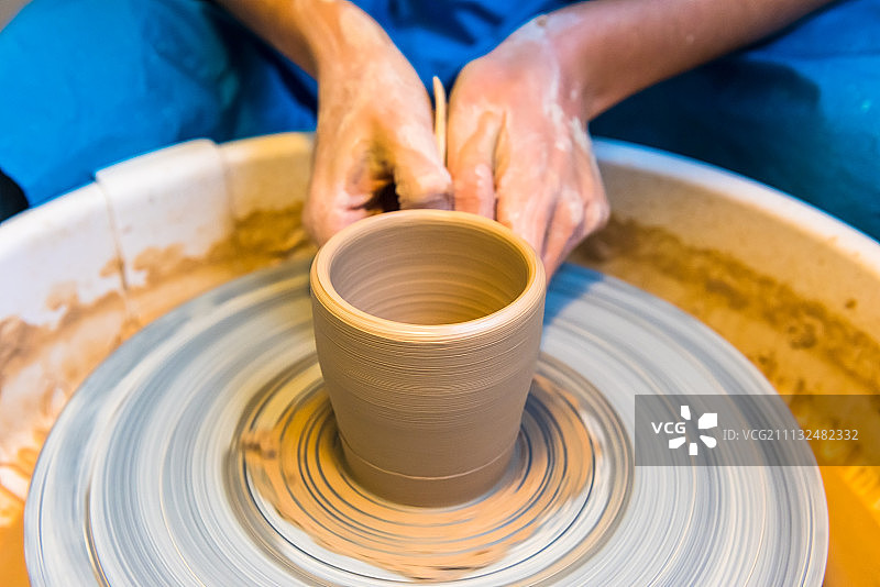 陶艺——制作陶土杯子的过程图片素材