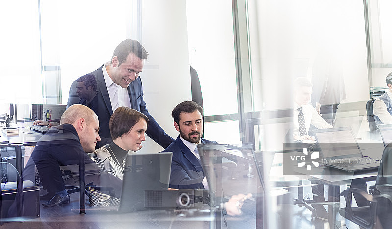 在公司办公室工作的商务团队图片素材