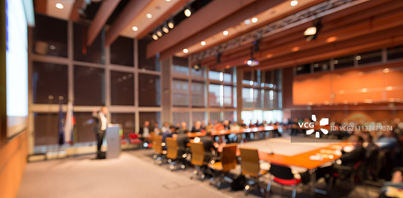 在商务活动中发表演讲的演讲者图片素材