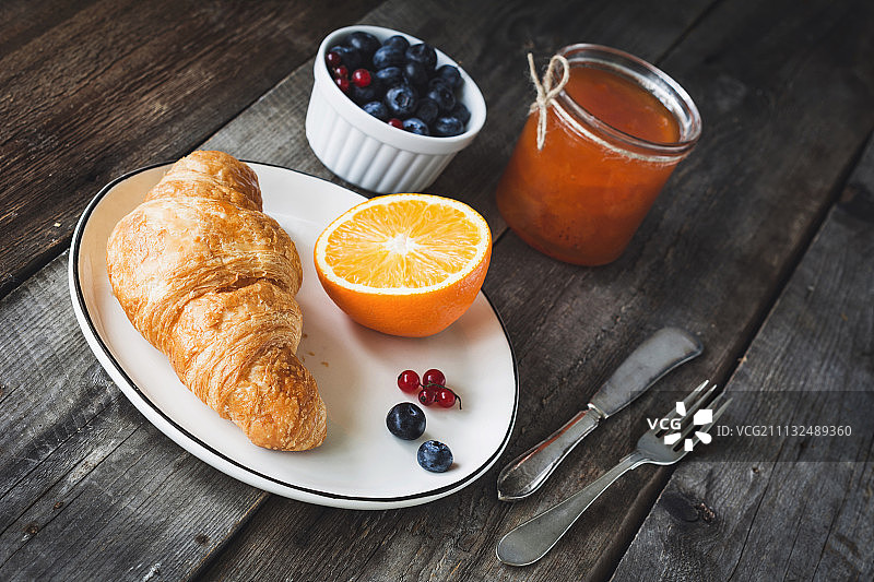 含羊角面包、果酱和水果的欧式早餐图片素材