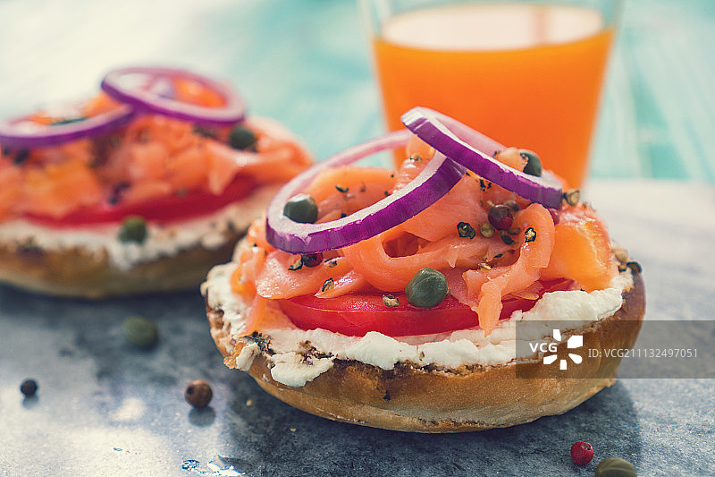 烟熏三文鱼贝果图片素材