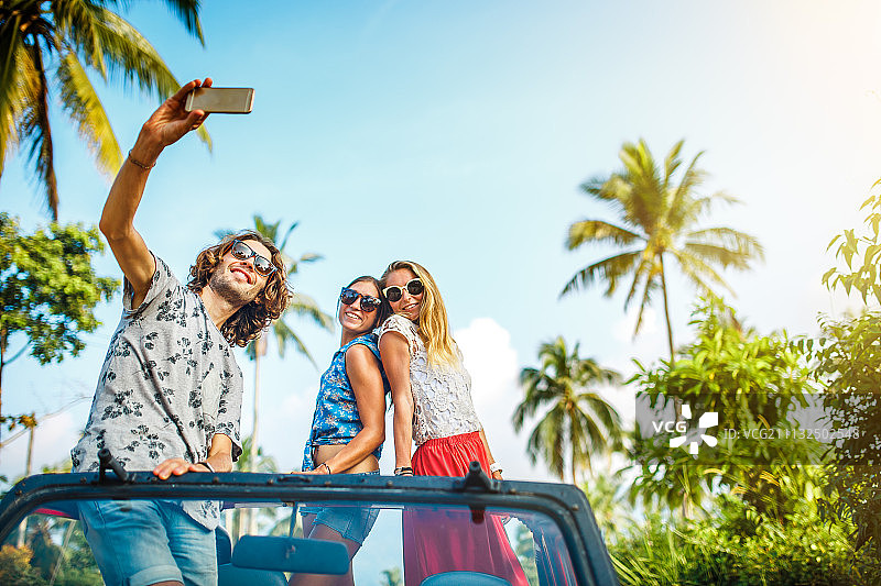 在泰国苏梅岛越野卡车上自拍的俄罗斯游客图片素材