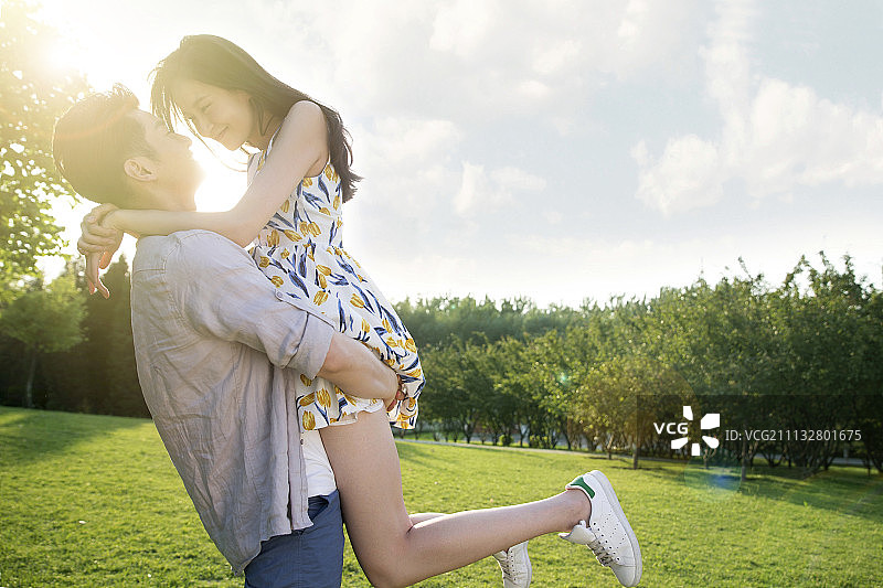 快乐情侣户外玩耍图片素材