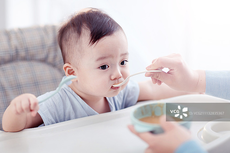 可爱的男婴在吃饭图片素材