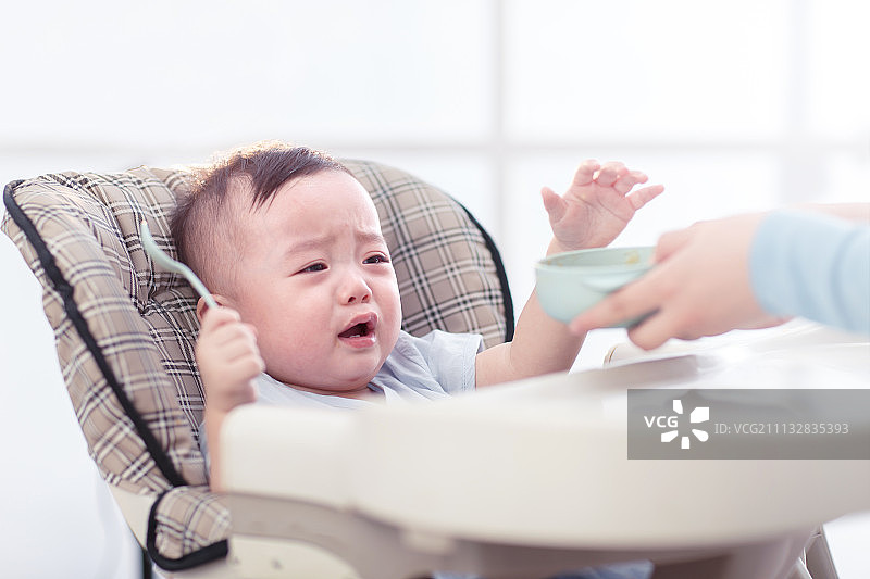 可爱的男婴在吃饭图片素材