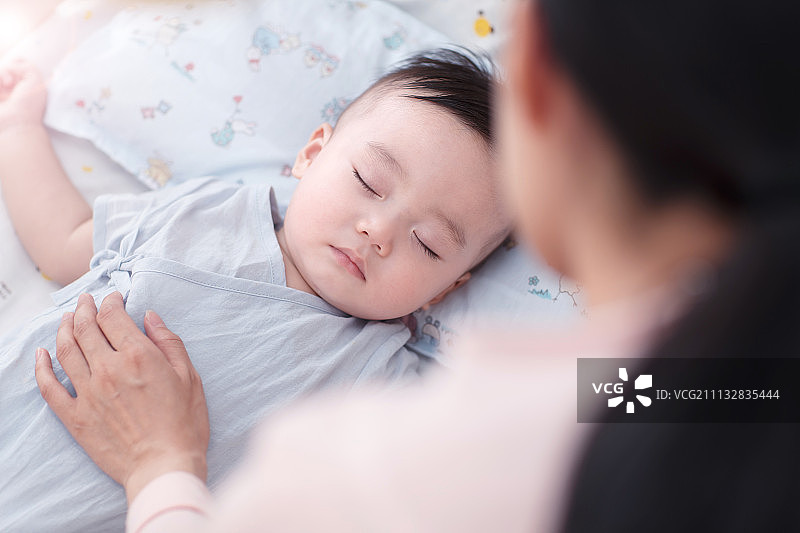 妈妈看着宝宝睡觉图片素材