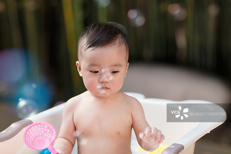 可爱的小婴儿洗澡图片素材