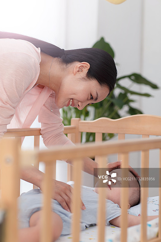 妈妈看着宝宝睡觉图片素材