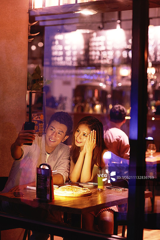 青年情侣的夜生活图片素材