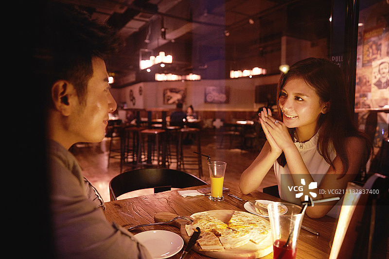 青年情侣的夜生活图片素材