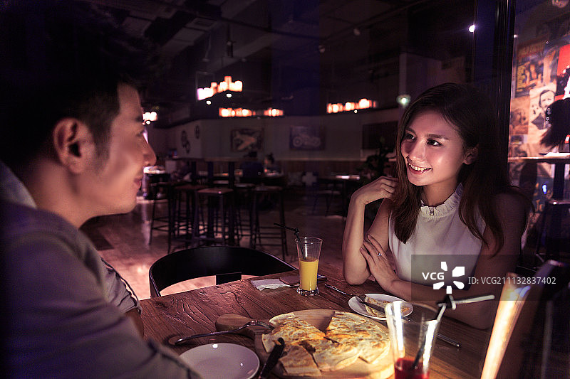 青年情侣的夜生活图片素材