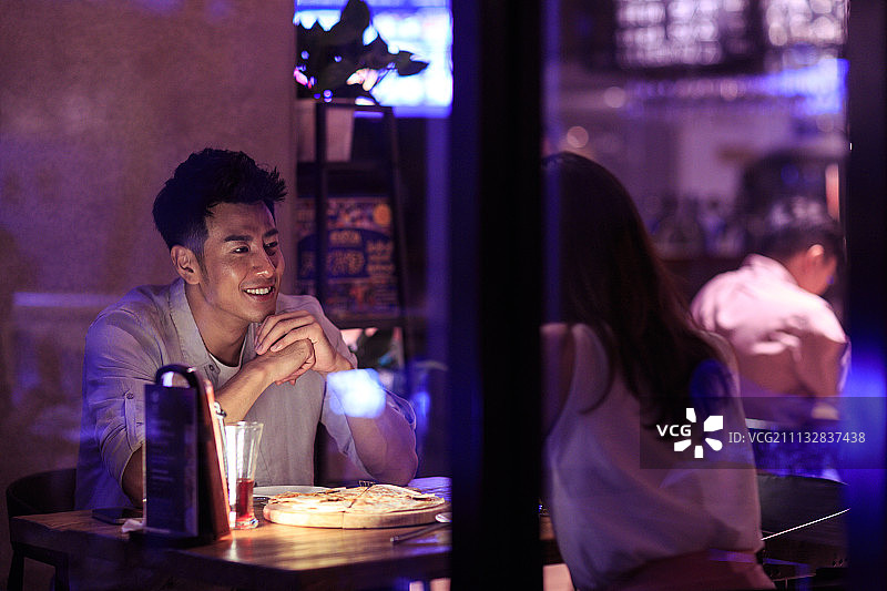 青年情侣的夜生活图片素材