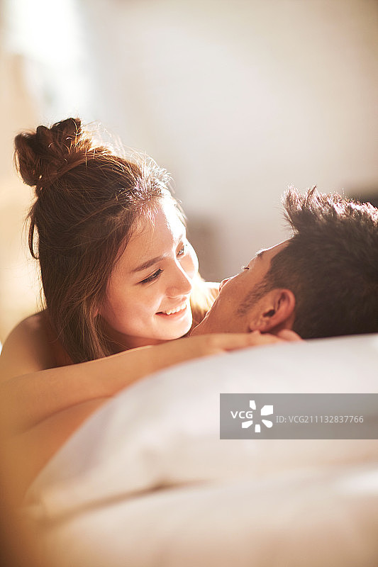 亲密的青年情侣图片素材