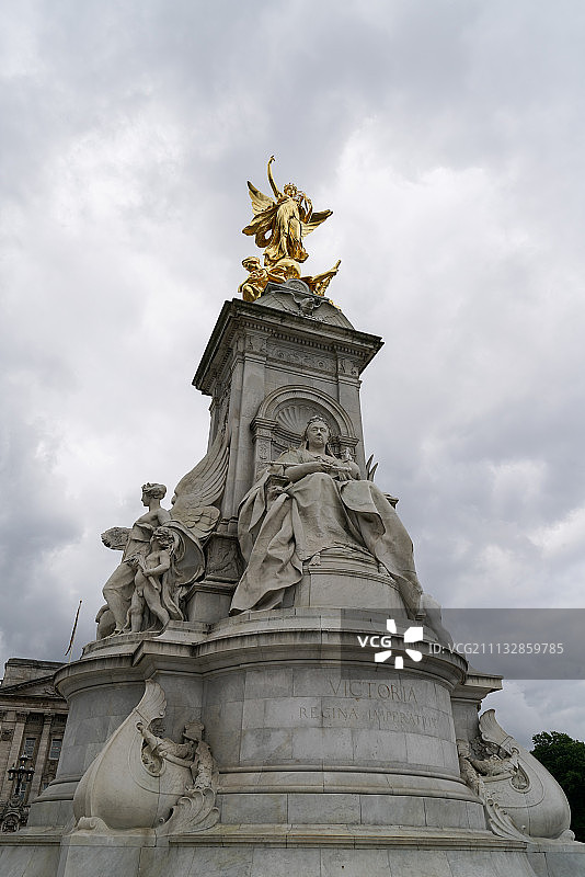 伦敦白金汉宫维多利亚女王像图片素材