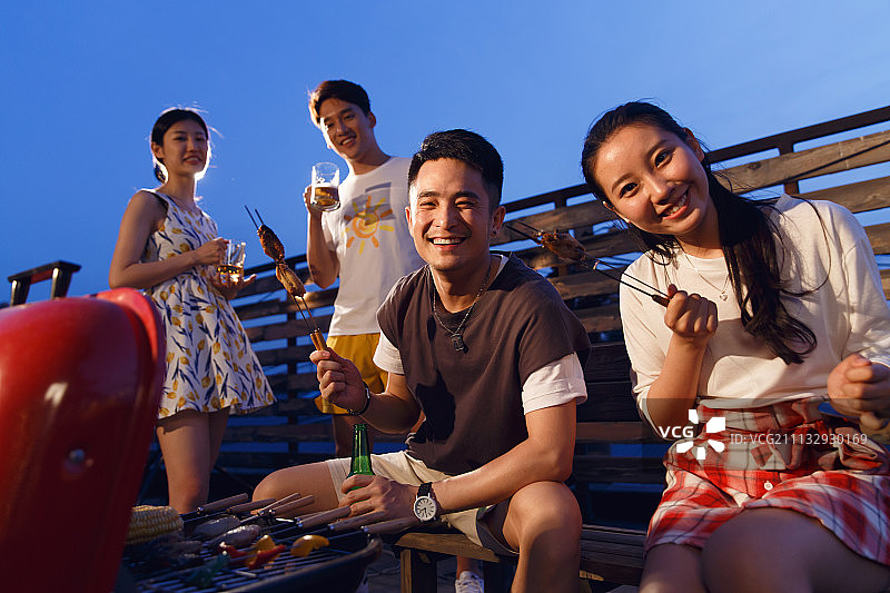 青年人聚会野餐图片素材