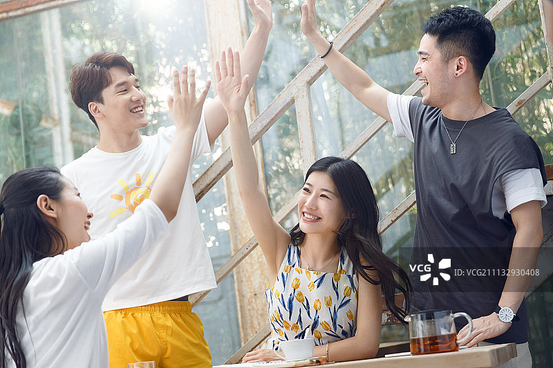 在工作室里的年轻人图片素材