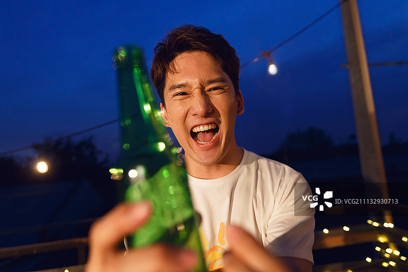 青年男人喝啤酒图片素材