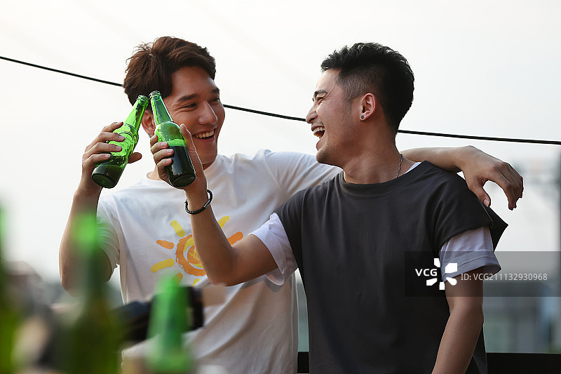 青年男人喝酒图片素材